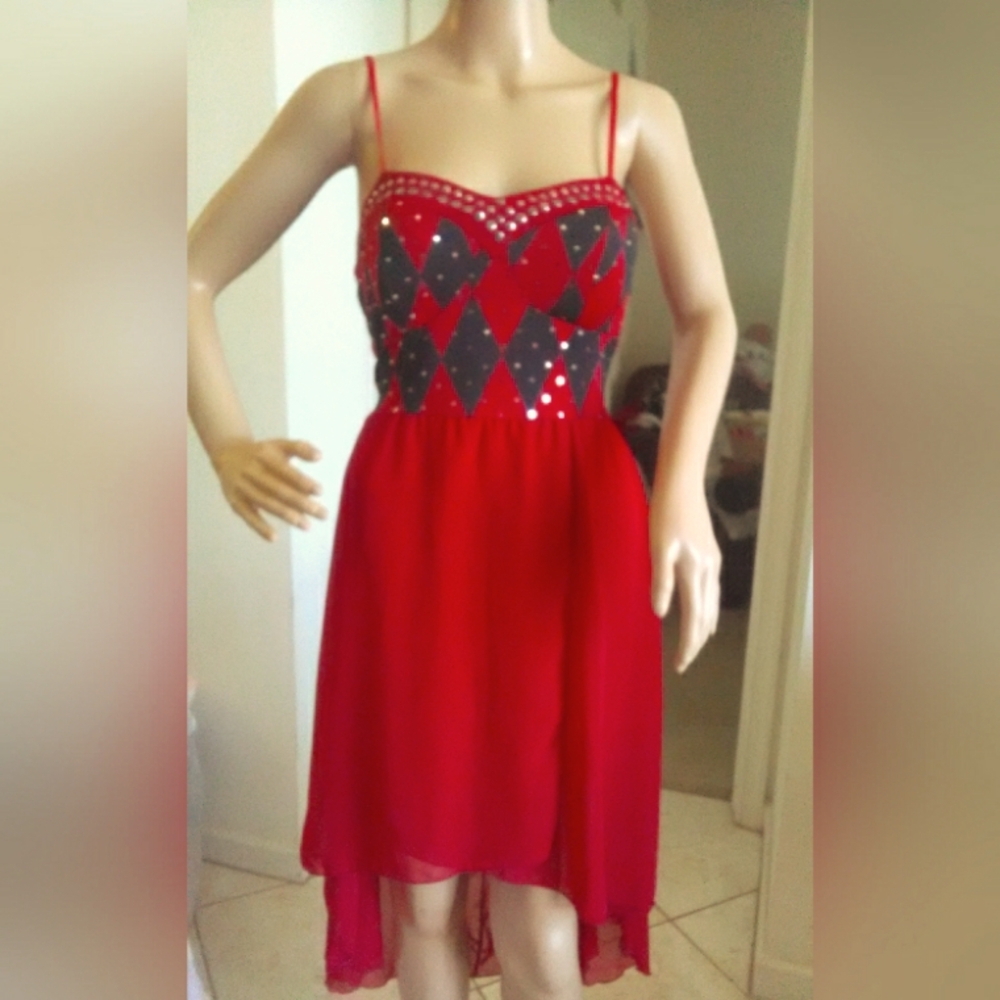 SWEET RED DRESS W/ TRIANGLE DESIGN BLACK/ RED SILVER STUDS SZ. M HI/ LO BY SOLAR